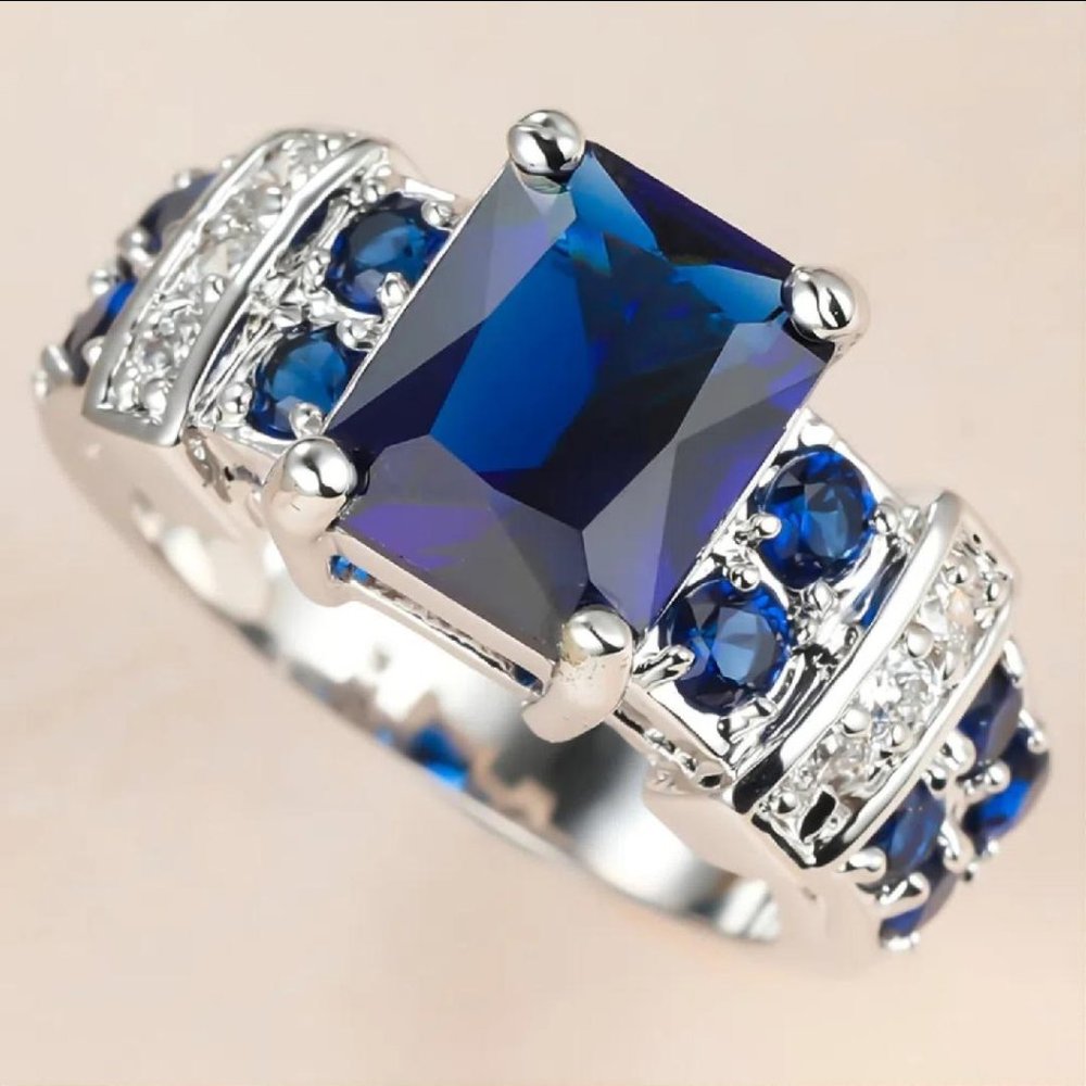 18k gold blue sapphire ring